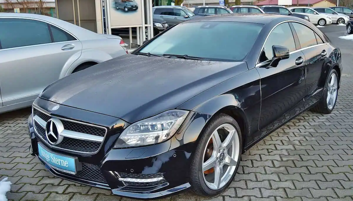 Comparing Online and Traditional Car Dealerships: Which is Right for You?